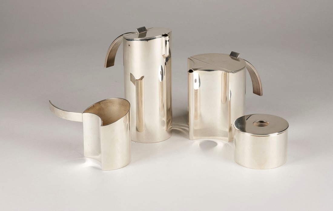 LINO SABATTINI - VIERTEILIGES KAFFE-/TEE-KERNSTUECK MODELL 'STAIRS': LINO SABATTINI 1925 Corregio - 2016 VIERTEILIGES KAFFE-/TEE-KERNSTUECK MODELL 'STAIRS' Entwurf um 1971, Ausfuehrung 1990 Weissmetall, versilbert. H. 6 cm (Sahnegiesser) - 18,4 cm (Kaffeekanne). Jew. u