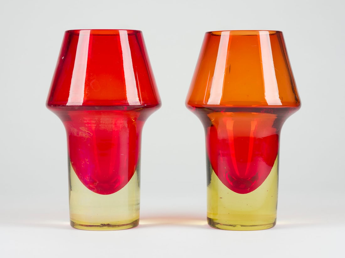 ANTONIO DA ROS - PAAR 'SOMMERSO' VASEN: ANTONIO DA ROS 1936 - 2012 PAIR OF 'SOMMERSO' VASES Murano, Gino Cenedese, araund 1965 Pale yellow uranium glass, mould-blown, red-orange underlay inside, polished stand and rim. H. 23 cm, d. 12 cm. S