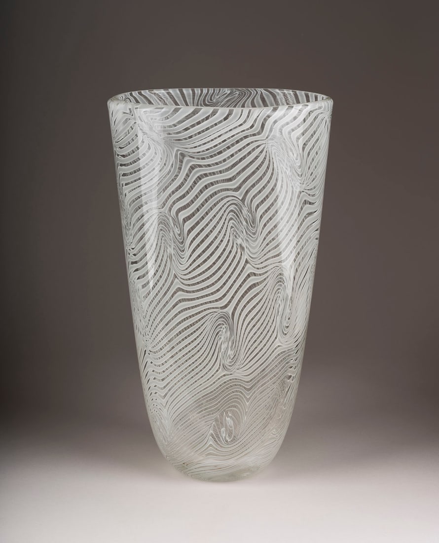 ALBERTO DONA - GROSSE MURANO VASE: ALBERTO DONA 1944 Venedig LARGE MURANO VASE Italy, Alberto Donà Murano, likely 2nd half 20th cent. Tall, oval beaker shape. White bands fused wave-like in swirls with colourless overlay. H. 43 cm, W.