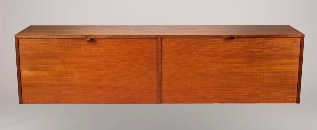 FLORENCE KNOLL - HAENGESIDEBOARD MODELL '121': FLORENCE KNOLL 1917 Saginaw - 2019 Coral Gables FLOATING SIDEBOARD MODEL '121' USA, Knoll international, Design 1947 Wood veneered, Teak, inside maple, chrome-plated metal, saddle leather pulls, insid
