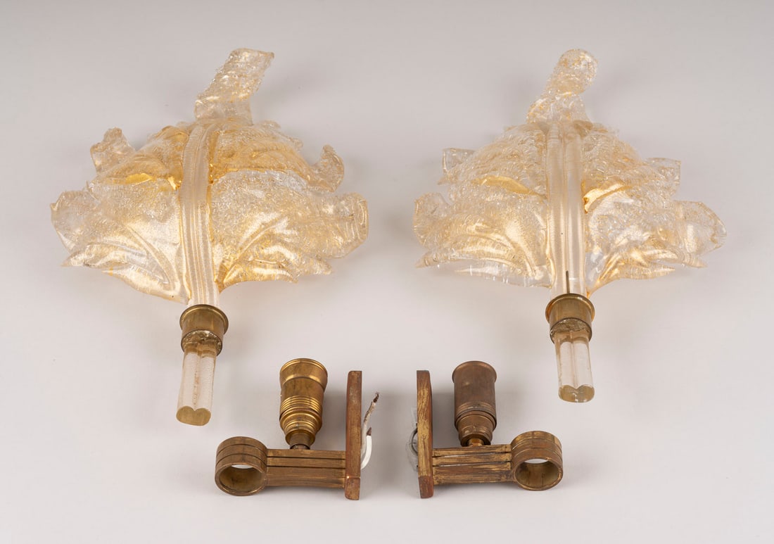 BAROVIER & TOSO - PAAR MURANO WANDLAMPEN: BAROVIER & TOSO PAIR OF MURANO LEAF SCONCES Italy, Barovier & Toso, around 1960 Brass fitting, colourless glass, fine gold foil and crumb melts, leaf-shaped design. H. 32 cm, W. 19 cm, D. 13 cm. Very 