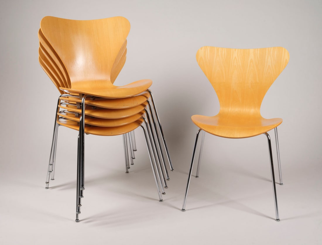 ARNE JACOBSEN - SET AUS SECHS STUEHLEN MODELL '3107': ARNE JACOBSEN 1902 Kopenhagen - 1971 ebenda SET OF SIX CHAIRS MODEL '3107' Denmark, Fritz Hansen, Design 1955, made in 1993 and 1996 Plywood veneer, likely maple, chrome-plated steel, plastic. H. 76 c