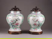 EIN FEINES PAAR FAMILLE-ROSE-VASEN UND DECKEL MIT BLUMEN- UND VOGELDARSTELLUNG