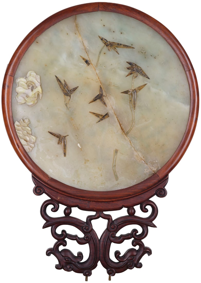 EIN PAAR TISCHSTELLSCHIRME AUS HOLZ MIT JADEPANEELEN: A PAIR OF WOODEN TABLE SCREENS WITH JADE PANELS China, late Qing Dynasty or Republic Period Wood/Jade/Stone. H. ca. 45 cm. The pair of screens are decorated with stone. With traces of use, partially d