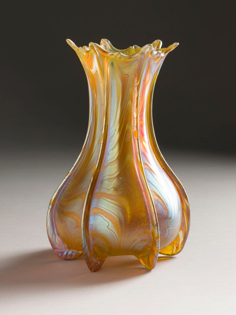 VASE 'PHAENOMEN': VASE 'PHAENOMEN' Boehmen, Klostermuehle, Loetz Witwe, 1899 Farbloses Glas, silbergelb umsponnen. H. 22,5 cm. Bez. 'Loetz Austria'. Produktionsnummer: 8099. Bauchiger Korpus mit eingezogenem Rand. Muen