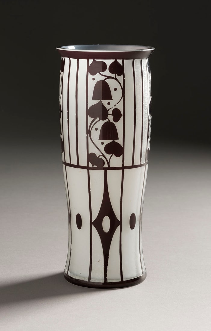 JOSEF HOFFMANN VASE: JOSEF HOFFMANN 1831 Wien - 1904 ebenda VASE Boehmen, Klostermuehle, Loetz Witwe, 1912 Farbloses Glass, opalweisser Unterfang, schwarzer Ueberfang, Aetzdekor. H. 20,7 cm, D. 8,3 cm. Literatur: Ricke, H