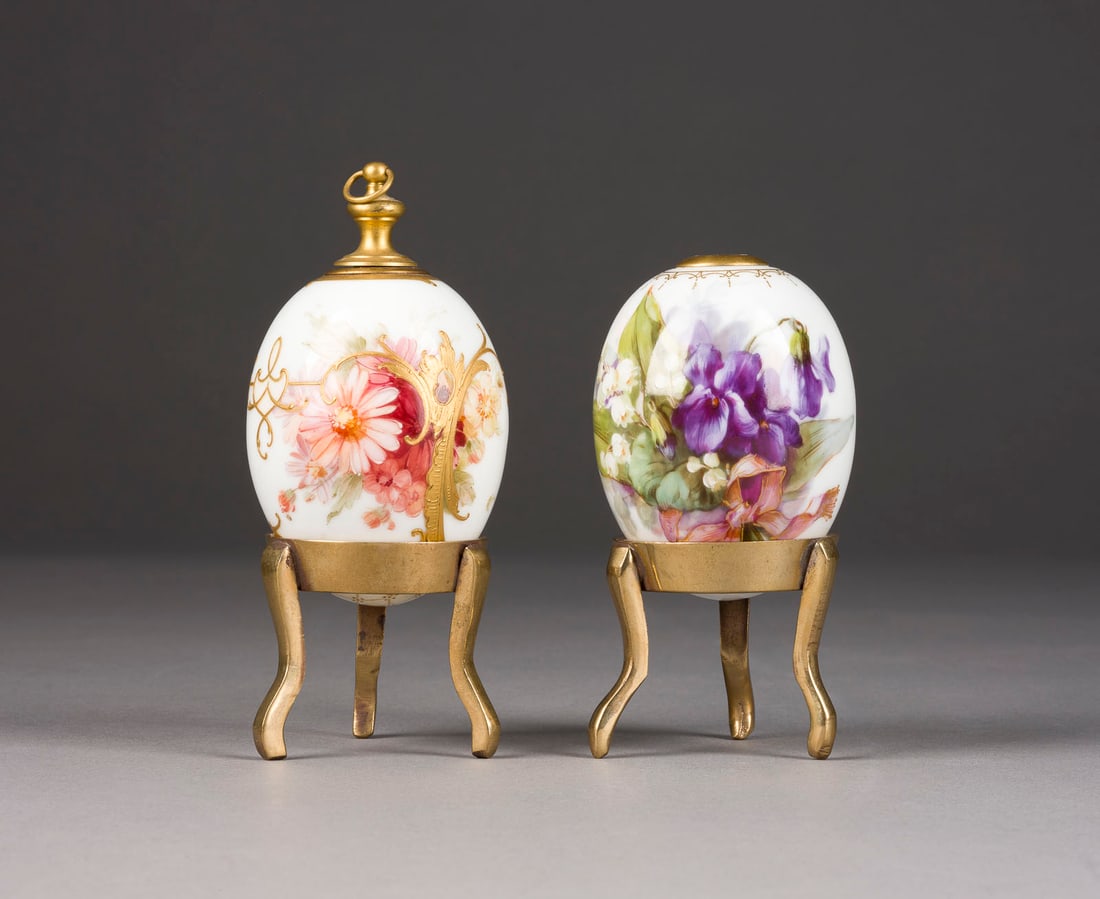 ZWEI OSTEREI-FLAKONS: ZWEI OSTEREI-FLAKONS Deutsch, KPM Berlin, um 1900 Porzellan, polychrome Malerei, Goldstaffage, Messingmontierung, spaetere Messingstaender. H. 7 cm (ohne Stoepsel). Dekoriert mit ueppigem Blumenbouque