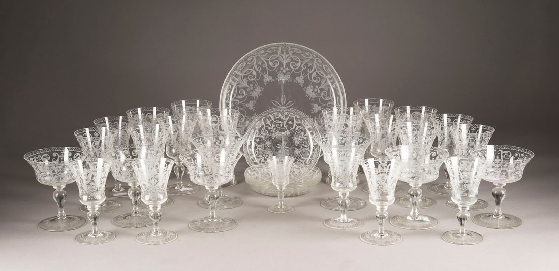 35-TEILIGES GLAS-SERVICE MIT ARABESKEN-DEKOR: 35-TEILIGES GLAS-SERVICE MIT ARABESKEN-DEKOR Oesterreich, Wien, J. & L. Lobmeyr, Entwurf von Stefan Rath, um 1905 (Entwurf), 20. Jh. (Ausfuehrung) Farbloses Kristallglas, geschnitten. H. bis 14,1 cm (