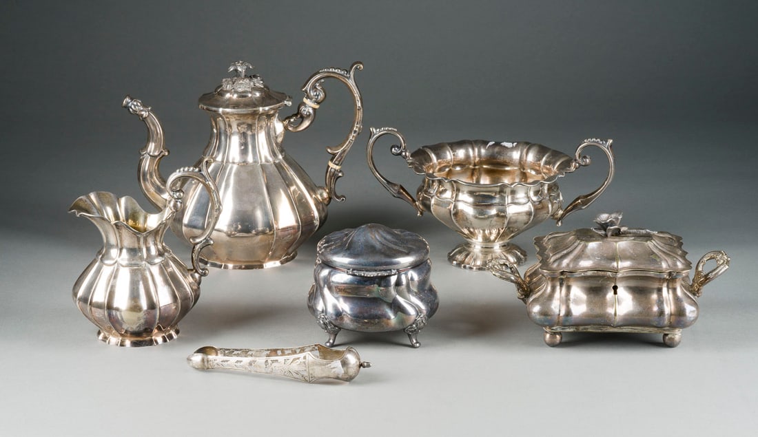 SECHS-TEILIGES KAFFEEKERNSTUeCK: SECHS-TEILIGES KAFFEEKERNSTUeCK U.a. Deutsch/Frankreich, 19.-20. Jh. Silber, teils vergoldet, Weissmetall, versilbert. H. 10-19,5 L. 16 cm (Zange), 1505 g (Silber). Teils punziert mit Halbmond und Kro