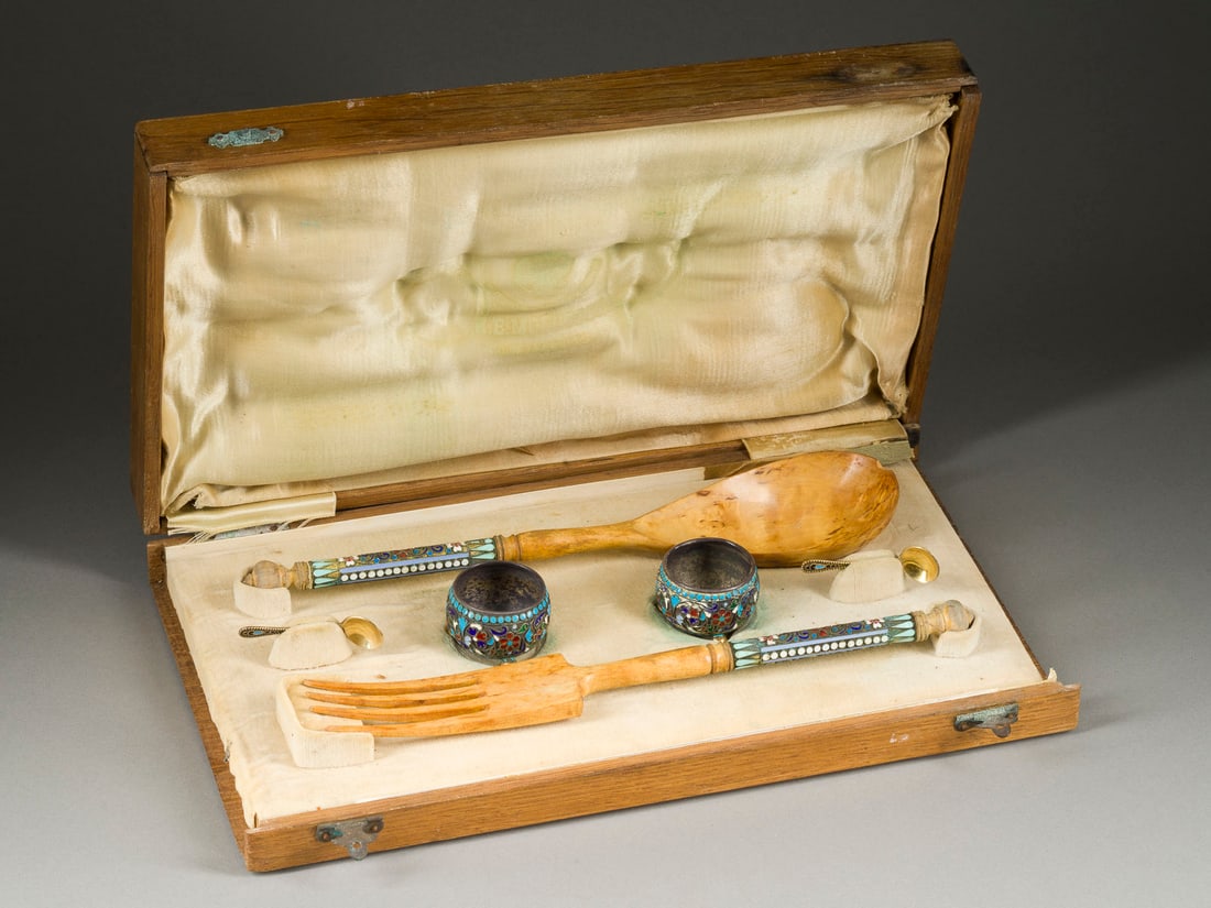 A SIX-PIECE SET IN ORIGINAL CASE: A SIX-PIECE SET IN ORIGINAL CASE Russian, Moscow, Gustav Klingert, 1896-1908 / Soviet Union, after 1958 (salt spoons) The handles enamelled with colourful stylized foliage in cloisonne against gilded