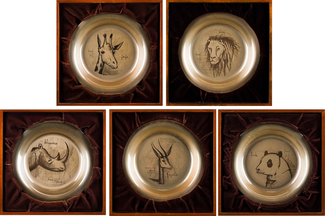 BERNARD BUFFET – KONVOLUT VON 5 SILBER-ZIERTELLERN (PANDA / GIRAFFE / LOEWE / NASHORN / GAZELLE): BERNARD BUFFET1928 Paris - 1999 Salernes (Var) COLLECTION OF 5 SILVER PLATES (PANDA / GIRAFFE / LION / RHINOCEROS / GAZELLE) (1973-77) 5 decorative plates, Sterling-Silber '1er titre', Le Medaillier,