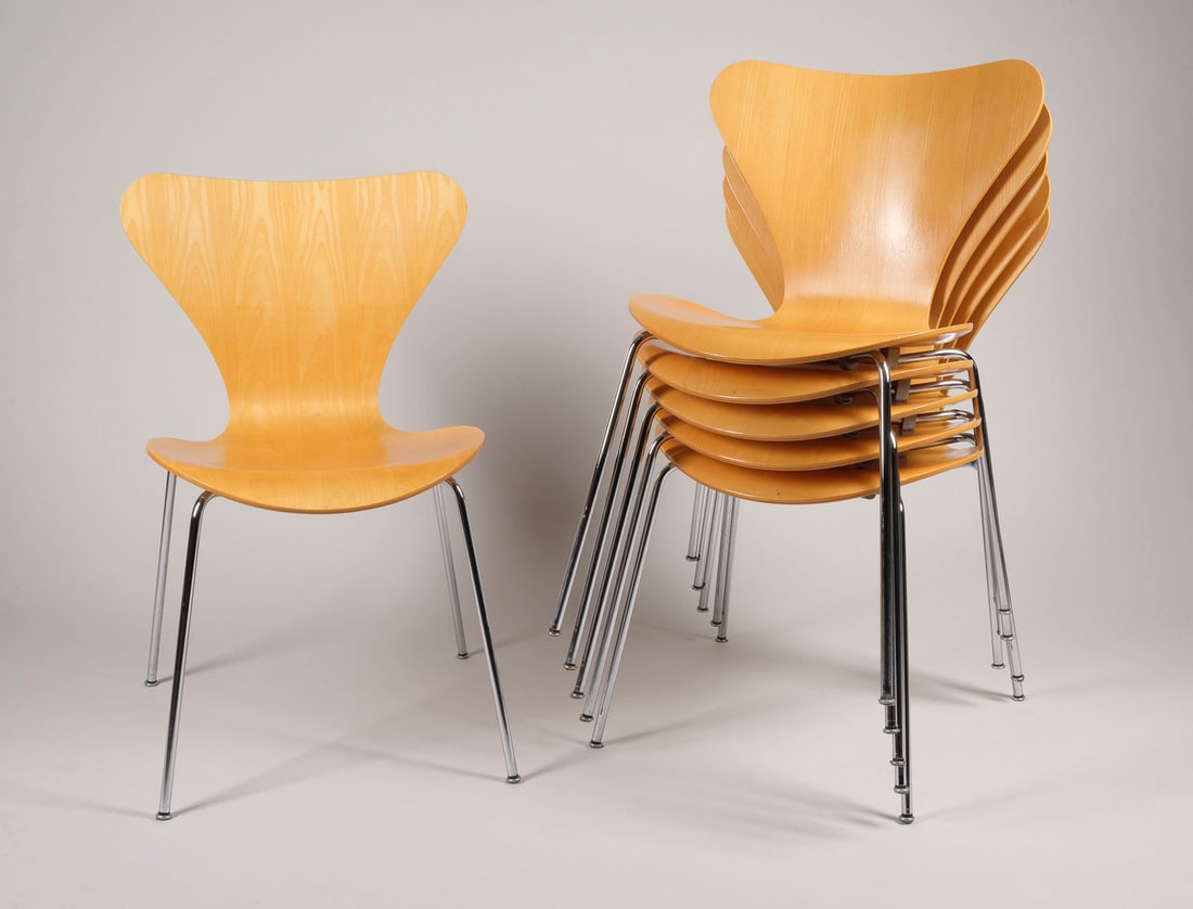 ARNE JACOBSEN – SECHS STUEHLE MODELL '3107': ARNE JACOBSEN1902 Copenhagen - 1971 ibid SIX CHAIRS MODEL '3107' Denmark, Fritz Hansen, Design 1955, made in 1993 Plywood veneer, most likely maple, chrome-plated steel, plastic. H. 76 cm, W. 52 cm, D