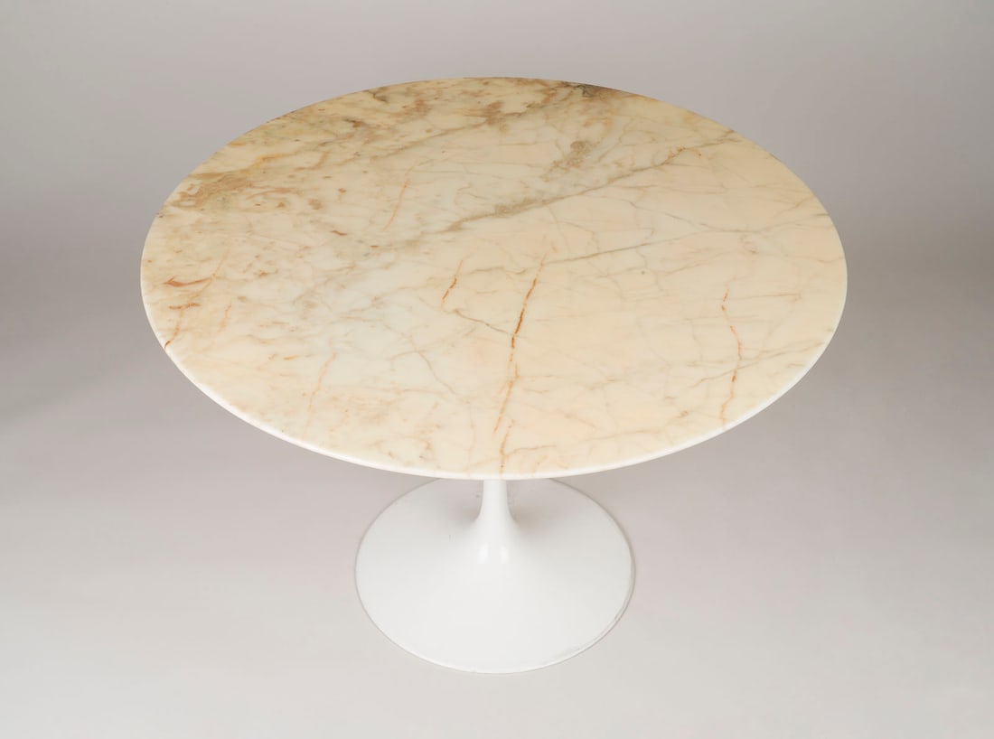 EERO SAARINEN – KNOLL 'PEDESTAL' TULIP ESSTISCH: EERO SAARINEN1910 Kirrkonummi - 1961 Ann Arbor KNOLL 'PEDESTAL' TULIP DINING TABLE USA, Knoll international, Design 1956 Cast aluminium coated white, white marble top. H. approx. 72 cm, D. approx. 107