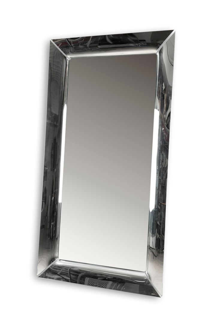 PHILIPPE STARCK – GROSSER SPIEGEL 'CAADRE': PHILIPPE STARCK1949 Paris LARGE 'CAADRE' MIRROR Italy, Fiam, Design 1998 Mirrored glass, coated steel, removable feet. H. 195 cm, W. 105 cm, D. 10 cm. Marked w. signature 'Starck' (etched). Standing m