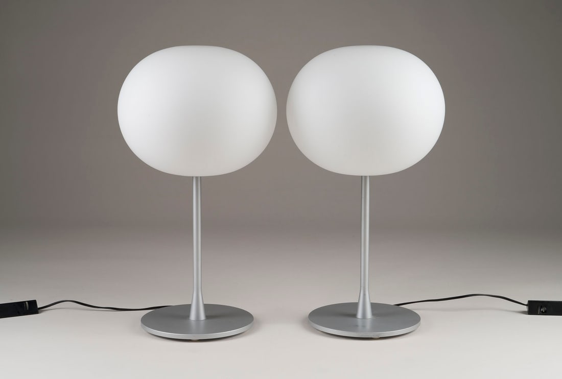 JASPER MORRISON – PAAR TISCHLEUCHTEN 'GLO-BALL 1': JASPER MORRISON1959 London PAIR OF 'GLO-BALL' TABLE LAMPS Italy, Flos, Design 1998 Each satin-finished opal glass, coated metal, single-light electrified, equipped w. dimmer. H. 60 cm, D. max. 33 cm.