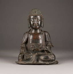EINE SITZENDE FIGUR VON SHAKYAMUNI AUS BRONZE