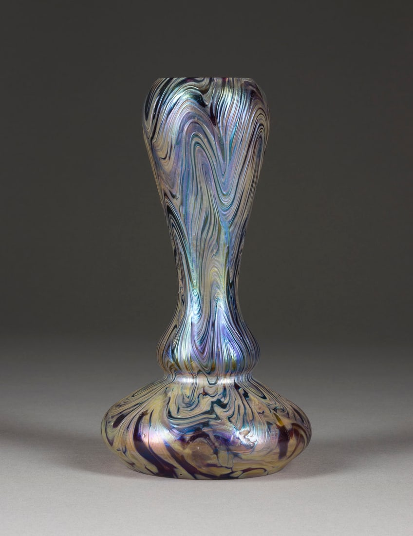 | VASE MIT 'PHÄNOMEN'-DEKOR: VASE MIT 'PHÄNOMEN'-DEKOR Böhmen, Eleonorenhain, Wilhelm Kralik Sohn, um 1900 Farbloses Glas, blauer Unterfang, silberblau umsponnen, wellenförmig verzogen. H. 21 cm. Auf Boden bez. 'Loetz Austria'