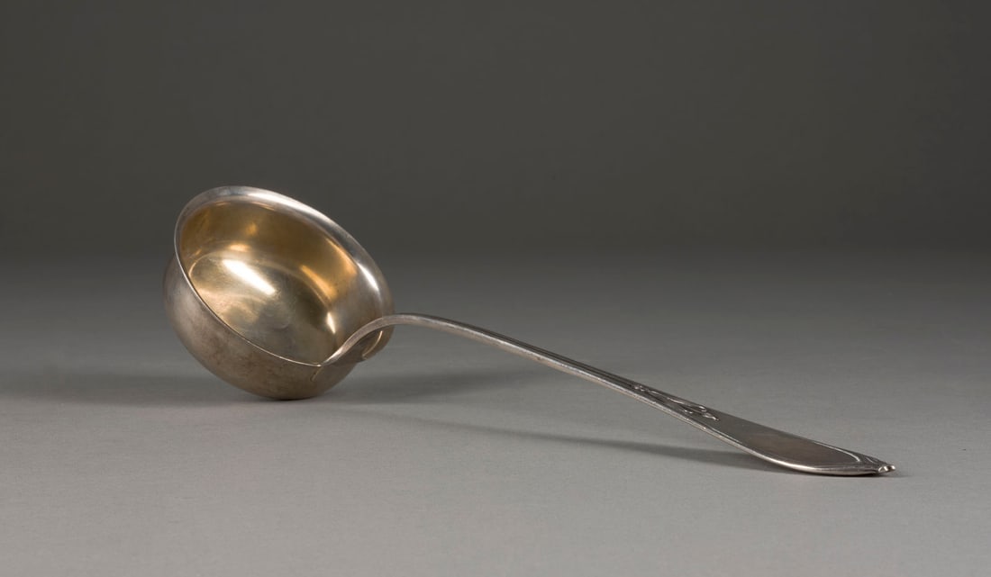 HUGO LEVEN | SUPPENKELLE 'BREMER LILIE': HUGO LEVEN 1874 Düsseldorf-Benrath - 1956 Bad Soden-Salmünster SUPPENKELLE 'BREMER LILIE' Deutsch, Bremen, Koch & Bergfeld (Ausführung), Hugo Leven (Entwurf), um 1900 800er Silber, teils vergol