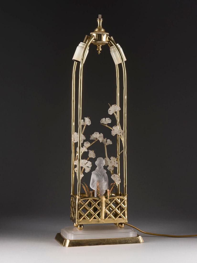 | ORIENTALISTISCHE TISCHLAMPE: ORIENTALISTISCHE TISCHLAMPE Frankreich, Maison Baguès, 1970er Jahre Messing, Opalglas, Metall. Ges.-H. 74 cm, ca. 26 x 15,5 cm (ohne Schirm gemes. Zweiflammige Tischlampe im orientalischen Stil mit m