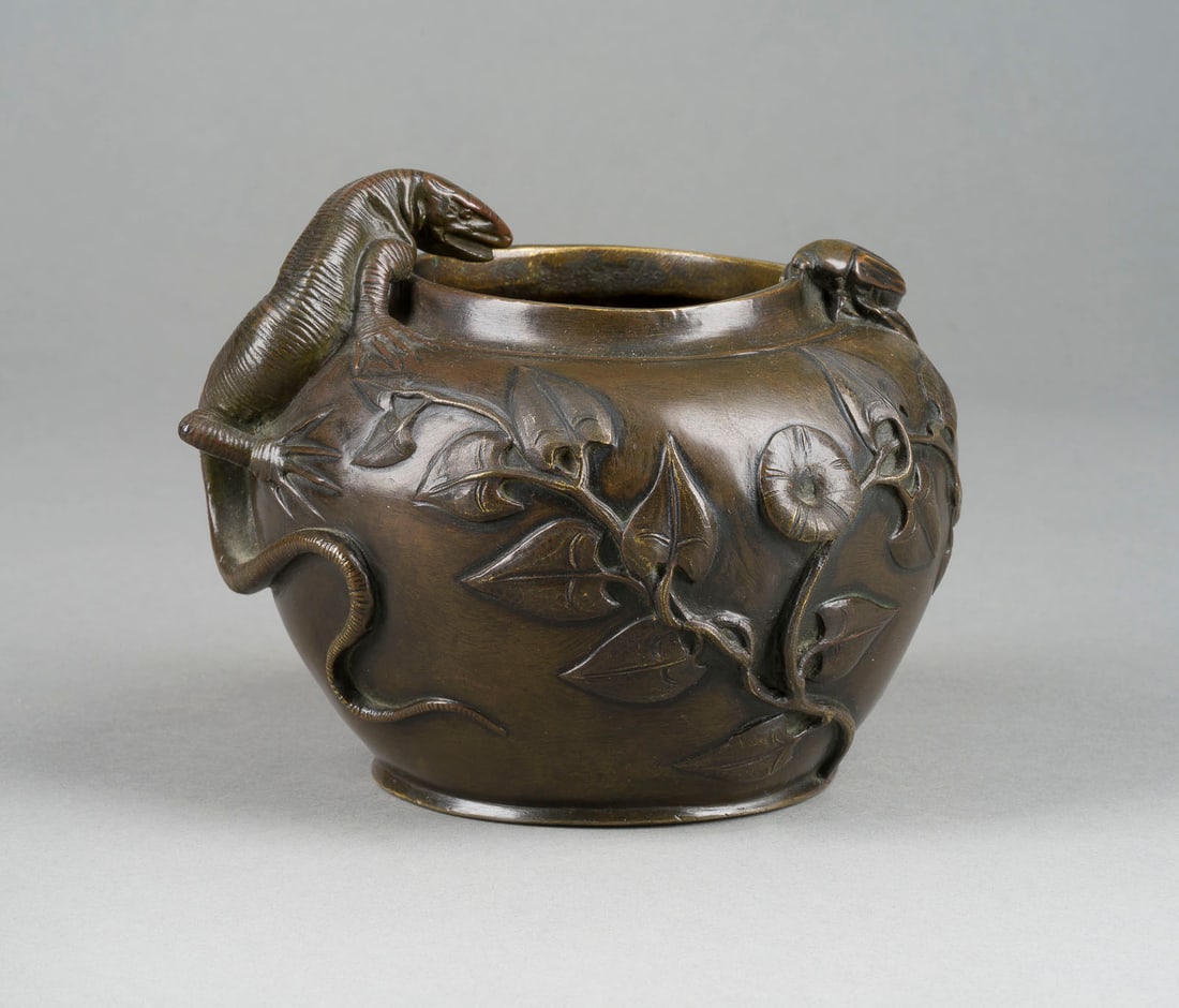 ADOLPHE MAUBACH | JUGENDSTIL VASE MIT ECHSE UND BLATTWERK: ADOLPHE MAUBACH Active around 1900 France ART NOUVEAU VASE WITH LIZARD AND LEAVES Bronze, brown patina. H. 13, D. 15 cm, weight approx. 1.69 kg. Signed 'A. Maubach' on the vase. Min. rep.ADOLPHE MAUBA