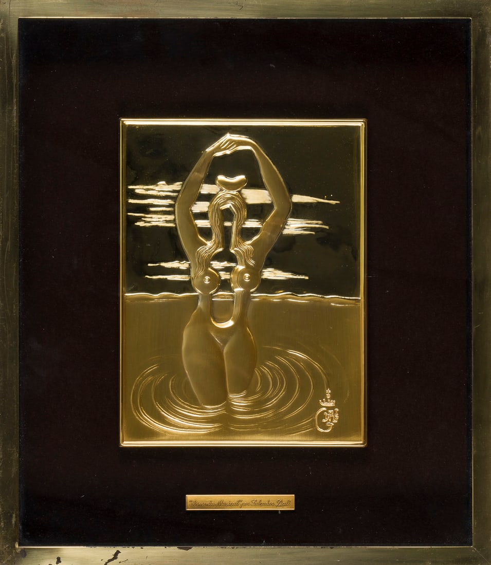 SALVADOR DALI - 'ARMONIA MUSICAL': SALVADOR DALI 1904 Figueres, Girona - 1989 ebenda 'ARMONIA MUSICAL' Reliefplakette, vergoldetes Silber, in Plexiglasrahmen. R 38 x 32,8 cm, 22,8 x 17 cm. In der Platte monogram., mit Plakette im Rahme