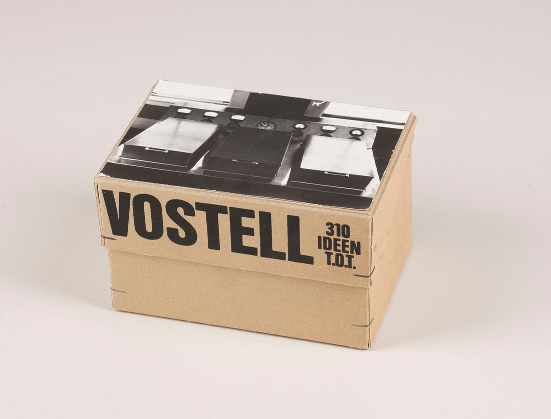 WOLF VOSTELL - '310 IDEEN T.O.T. (TECHNOLOGICAL OAK TREE)' (1972): WOLF VOSTELL 1932 Leverkusen - 1998 Berlin '310 IDEEN T.O.T. (TECHNOLOGICAL OAK TREE)' (1972) Multiple, in Original-Karteikartenbox aus Karton, mit bedruckten Indexkarten und zwei montierten SW-Fotogr