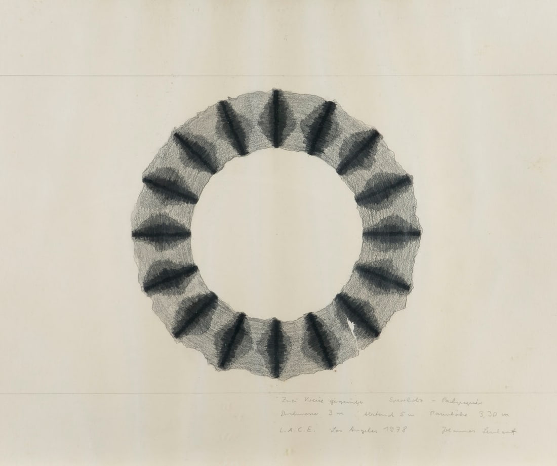 JOHANNES LENHART - PAAR ARBEITEN (ENTWURF 'ZWEI KREISE GEGENUEBER', 1978 / INSTALLATIONSFOTOGRAFIE): JOHANNES LENHART 1956 Duesseldorf PAAR ARBEITEN (ENTWURF 'ZWEI KREISE GEGENUEBER', 1978 / INSTALLATIONSFOTOGRAFIE) Zeichnung, Bleistift auf Papier und Schwarz-Weiss-Fotografie. R jew. 50 x 60 cm. Zeic