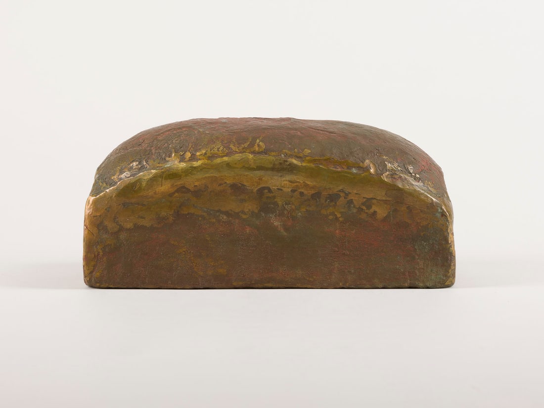 ERNST HESSE - OHNE TITEL (BROT) (2001): ERNST HESSE 1949 Duesseldorf OHNE TITEL (BROT) (2001) aus der Serie 'Fragments of Identity' Bronze, dunklebraun patiniert, part. poliert. 9,5 x 22 x 9 cm, 5,05 kg. Seitlich mit Kuenstlersignet, dat. s