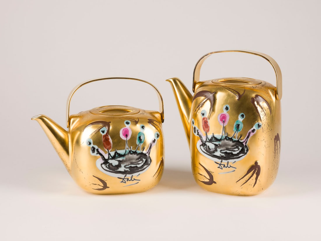 SALVADOR DALI - PAAR KANNEN 'SUOMI OBJEKT 3': SALVADOR DALI 1904 Figueres, Girona - 1989 ebenda PAAR KANNEN 'SUOMI OBJEKT 3' Deutschland, Rosenthal AG, Dekorentwurf 1974 Weissporzellan mit Reliefdekor, polychrom und gold staffiert, Messingbuegel.