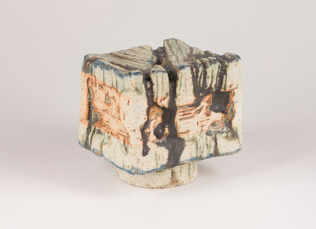 ROBERT STURM - QUADERVASE: ROBERT STURM 1935 Bad Elster - 1994 Fulda QUADERVASE 1974, 1975 Heller Steinzeugton, Glasur lasierend hellgruen u. braun, Kanten part. blau, aus Platten montierte Gefaessform. H. ca. 12 cm B. max. 11,