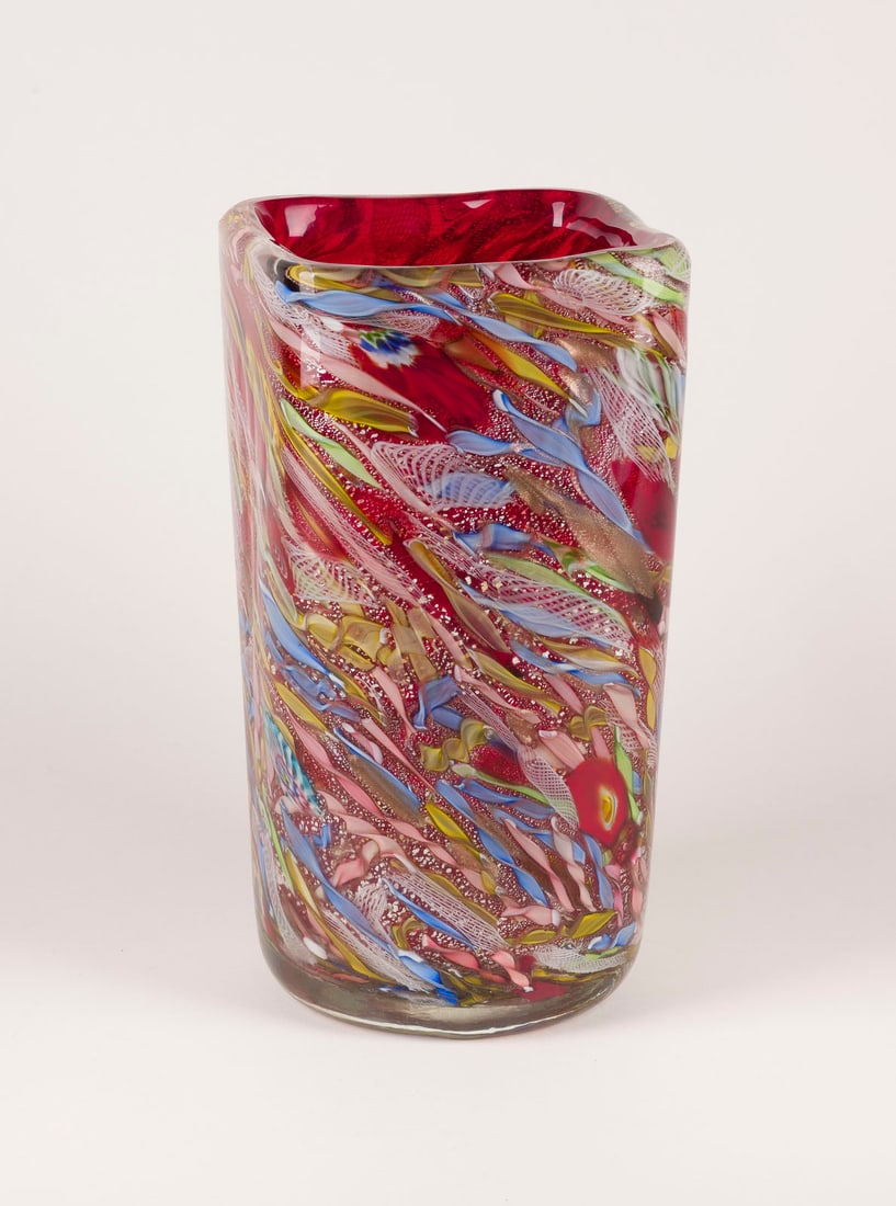ARTE VETRERIA MURANESE - A.Ve.M. - VASE 'BIZANTINO': ARTE VETRERIA MURANESE - A.VE.M. Murano VASE 'BIZANTINO' Italien, A.Ve.M., um 1955 Glas rot, aufgeschmolzen, Murrine weiss, blau, gelb, gruen, Reticello, Aventurin u. zersprengte Silberfolie, kraeftig