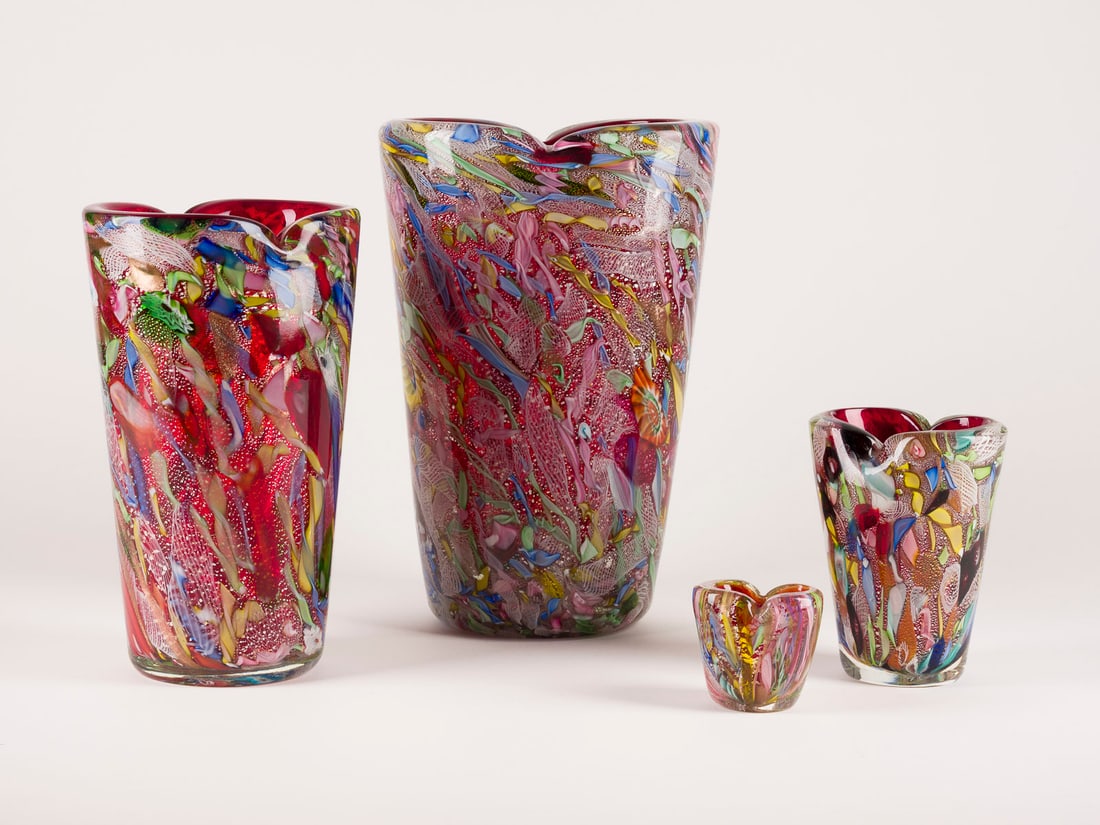 ARTE VETRERIA MURANESE - A.Ve.M. - VIER VASEN 'BIZANTINO': ARTE VETRERIA MURANESE - A.VE.M. Murano VIER VASEN 'BIZANTINO' Italien, A.VE.M., um 1955 Glas rot, aufgeschmolzen, Murrine weiss, blau, gelb, gruen, Reticello, Aventurin u. zersprengte Silberfolie, kr