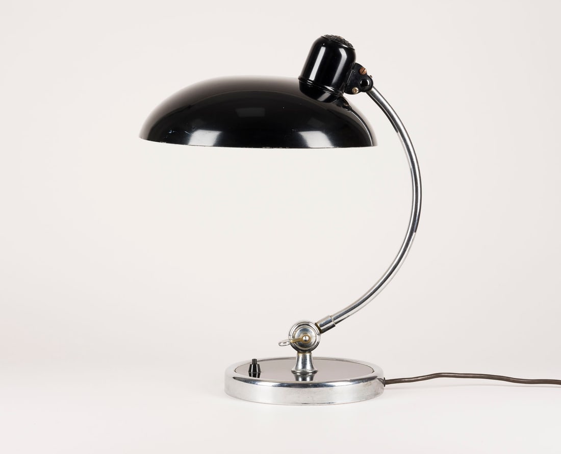 CHRISTIAN DELL - KAISER IDELL '6631' TISCHLEUCHTE: CHRISTIAN DELL 1893 Offenbach am Main - 1974 Wiesbaden KAISER IDELL '6631' TISCHLEUCHTE Deutschland, Gebr. Kaiser & Co, Entwurf 1934, Version d. 1950/60er Jahre Stahl lackiert, Messing verchromt, 1-fl