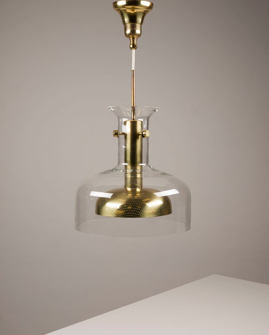 ANDERS PEHRSON - HAENGELEUCHTE 'CRYSTAL': ANDERS PEHRSON 1912 Goeteborg - 1982 HAENGELEUCHTE 'CRYSTAL' Schweden, Atelje Lyktan, ?hus, Entwurf 1970 Glas farblos, Messing u. Messingblech, 1-flg. elektrifiziert. H. 33 cm, D. 32 cm, L. ca. 62 cm.