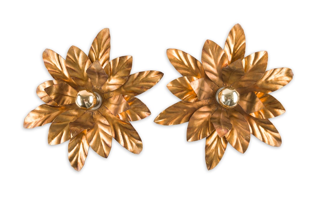 HANS KOEGL (ATTR. ) - PAAR 'BLATT' WAND- / DECKENLAMPEN: HANS KOEGL (ATTR. ) PAAR 'BLATT' WAND- / DECKENLAMPEN Italien / Deutschland um 1980 Stahl, Oberflaechen in gold-antik, je 1-flg. elektrifiziert, funktionsfaehig. H. 14 cm, D. 45 cm. Leichte Gebrauchss