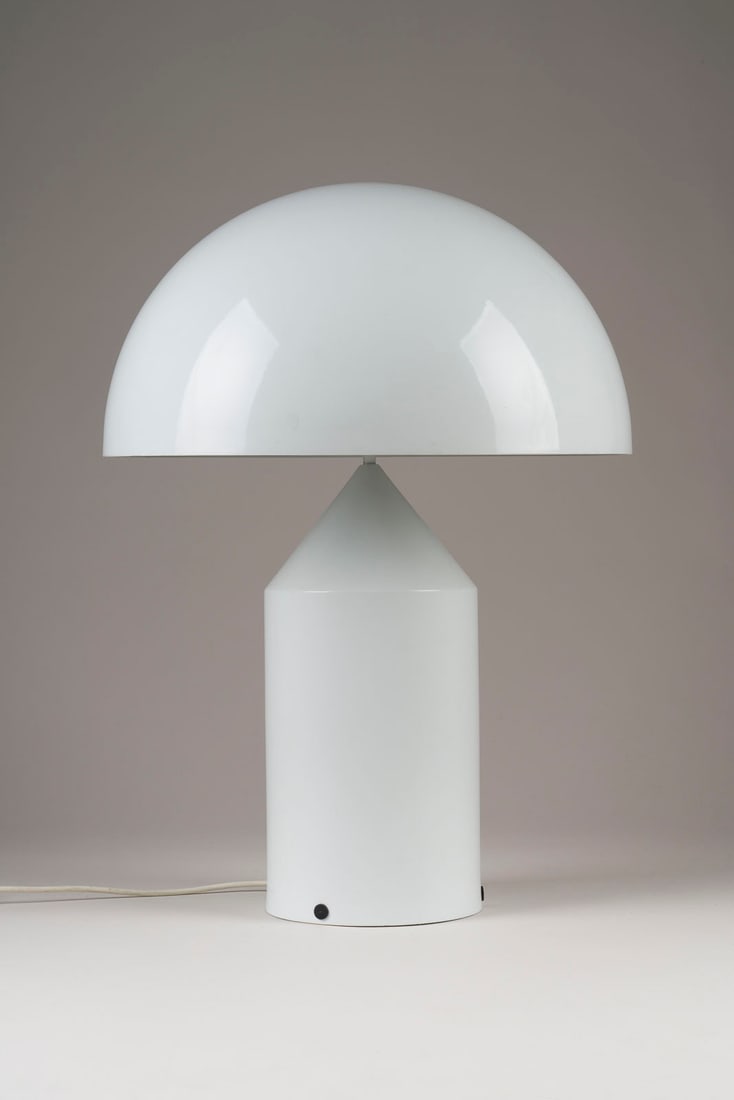 VICO MAGISTRETTI - TISCHLAMPE OLUCE 'ATOLLO 233': VICO MAGISTRETTI 1920 Mailand - 2006 ebenda TISCHLAMPE OLUCE 'ATOLLO 233' Italien, Oluce, Entwurf 1977 Metall weiss lackiert, 2-flg. elektrifiziert, nachtraeglich m. Dimmer ausgestattet. H. 70 cm, D.