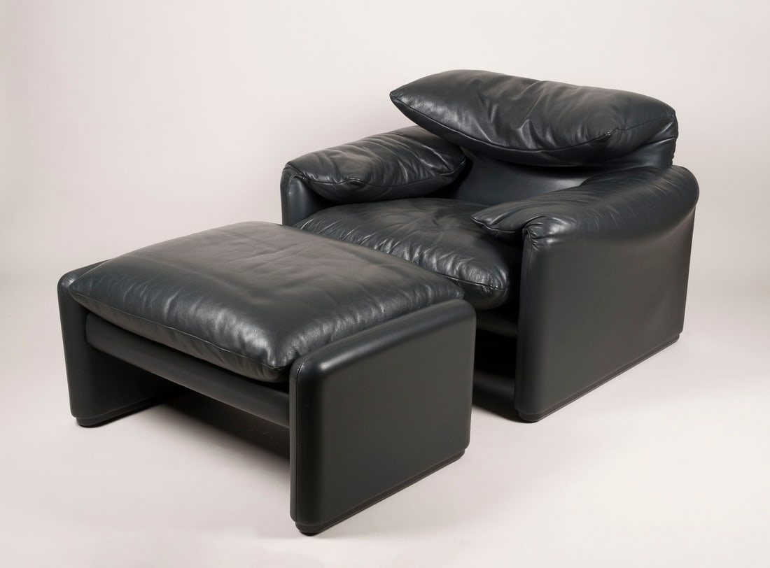 VICO MAGISTRETTI - SESSEL UND HOCKER 'MARALUNGA': VICO MAGISTRETTI 1920 Mailand - 2006 ebenda SESSEL UND HOCKER 'MARALUNGA' Italien, Cassina, Entwurf 1973, Version um 1995 Gepolsterte Konstruktion, Kissen u. Bezuege, schwarzes Leder, Rueckenlehne ver
