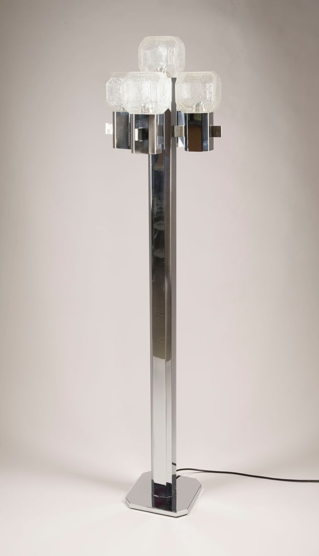 COSACK LEUCHTEN - STEHLEUCHTE DER 1960ER JAHRE: COSACK LEUCHTEN STEHLEUCHTE DER 1960ER JAHRE Deutschland, Gebrueder Cosack, um 1965 Metall verchromt, Glas, 5-flg. elektrifiziert, funktionsfaehig. H. 139 cm, B. 33 cm, T. 33 cm. Gebrauchsspuren, Sock