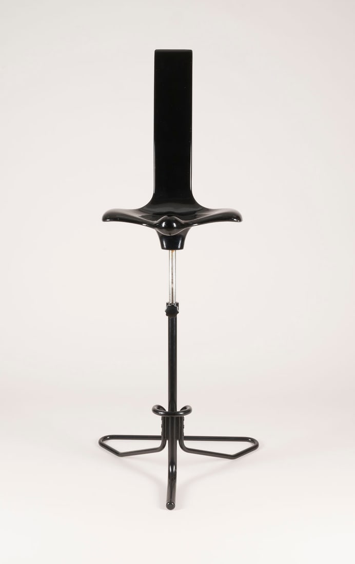 CLAUDIO SALOCCHI - HOCKER 'APOGGIO': CLAUDIO SALOCCHI 1934 - 2012 Mailand HOCKER 'APOGGIO' Italien, Sormani, Entwurf 1970/71 Polyurethan schwarz lackiert, Stahlrohr verchromt u. lackiert, hoehenverstellbar. H. 119 cm, B. 56 cm, T. 51 cm.