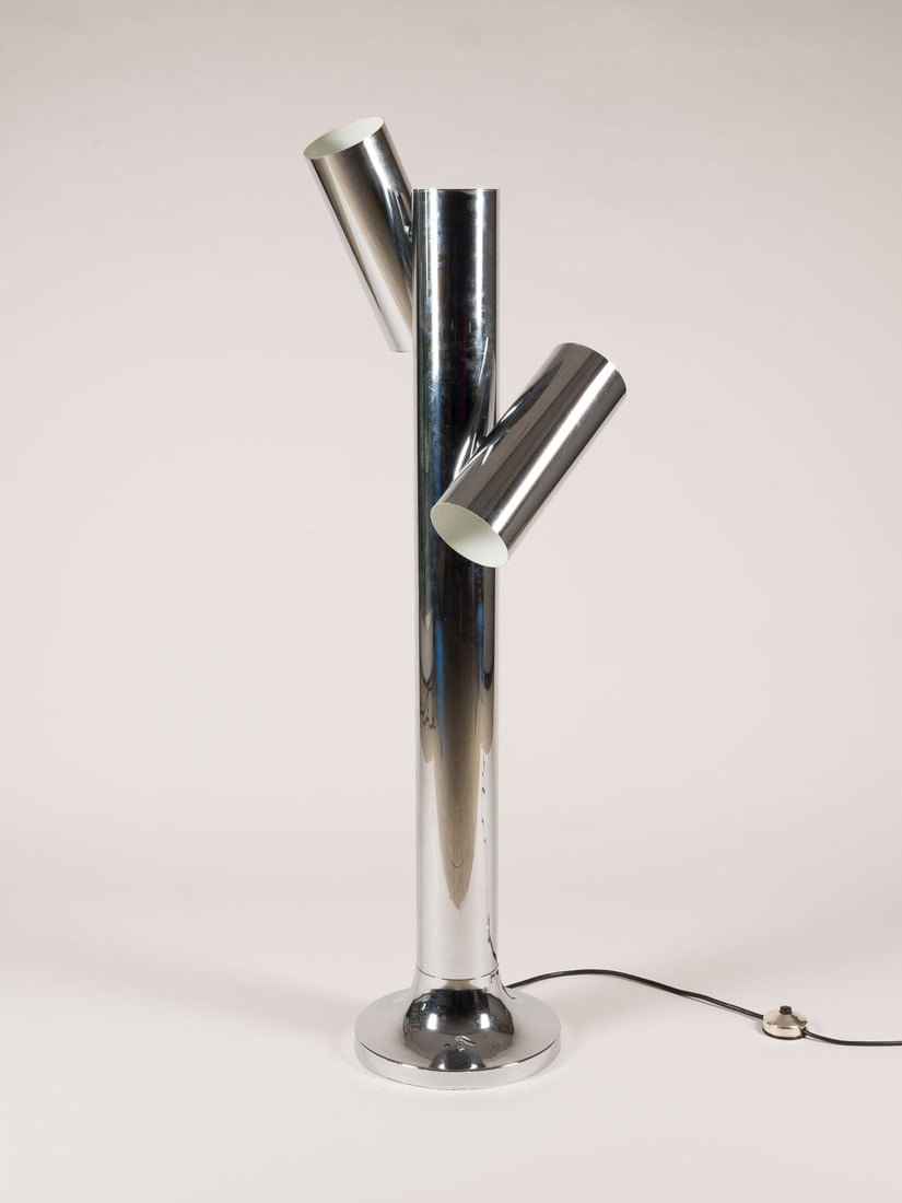 PROF. FRIEDRICH BECKER (ATTR.) - STEHLEUCHTE 'COSACK': PROF. FRIEDRICH BECKER (ATTR.) STEHLEUCHTE 'COSACK' Deutschland, Cosack Leuchten, Entwurf um 1970 Messing verchromt, Stahl, 2-flg. elektrifiziert. H. max. 122 cm, D. 28 cm (Sockel). Leichte Gebrauchss