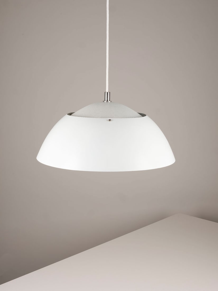 CHRISTIAN HVIDT - HAENGELAMPE 'SAFARI': CHRISTIAN HVIDT 1946 Daenemark HAENGELAMPE 'SAFARI' Daenemark, Nordisk Solar, Entwurf ca. 1980 Aluminium lackiert, Messing vernickelt, 1-flg. elektrifiziert. H. 24 cm, D. 48 cm, L. ca. 200 cm. Bez. m.