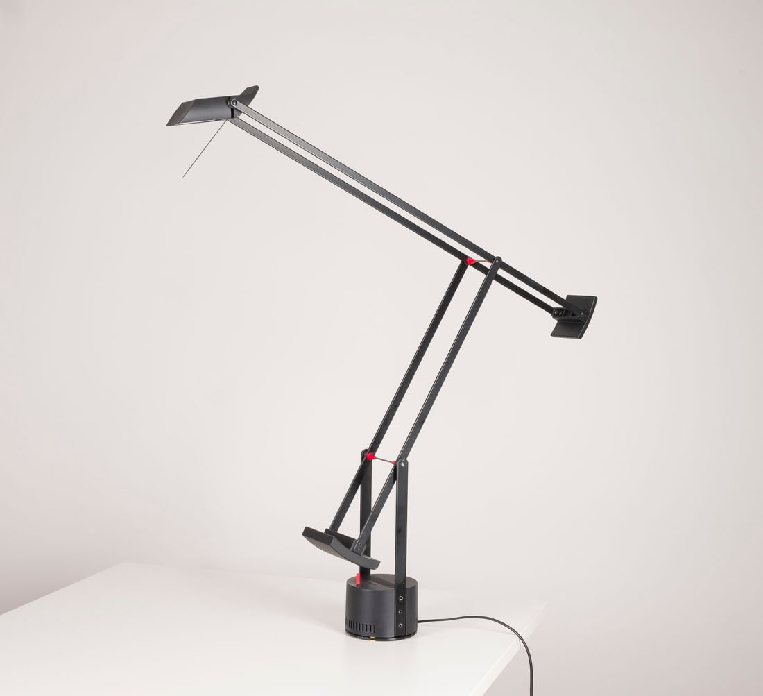 RICHARD SAPPER - SCHREIBTISCHLEUCHTE 'TIZIO PLUS': RICHARD SAPPER 1932 Muenchen - 2015 Mailand SCHREIBTISCHLEUCHTE 'TIZIO PLUS' Italien, Artemide, Entwurf 1972, diese Version hergestellt ab 1990 Metall lackiert, Kunststoff, 1-flg. elektrifiziert, m. D