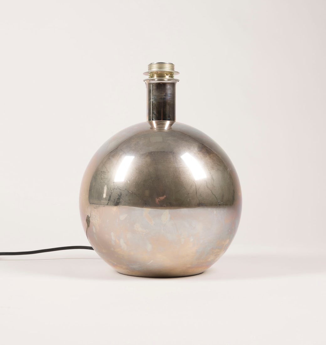 FLORIAN SCHULZ - TISCHLEUCHTE 'ORA 25': FLORIAN SCHULZ 1946 - 2019 TISCHLEUCHTE 'ORA 25' Deutschland, Florian Schulz - Licht & Objekt, Entwurf der 1980er Jahre Messing vernickelt, Lampenschirm, Seidenbezug, 1-flg. elektrifiziert, m. Dimmer.