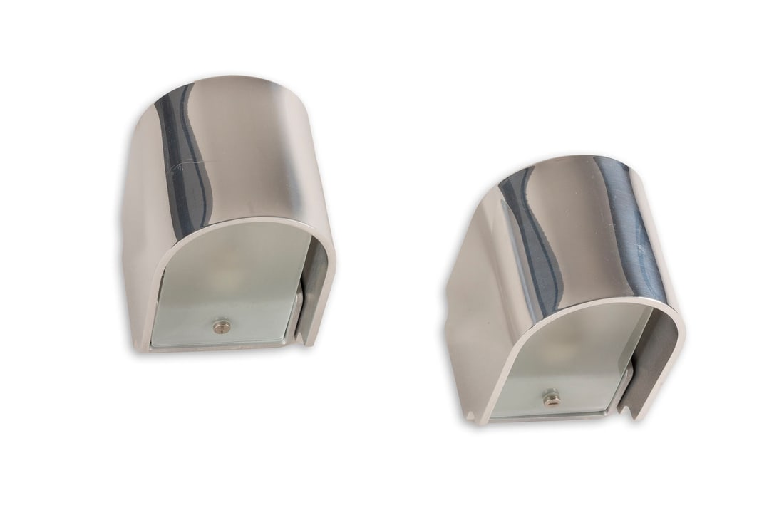 TOBIAS GRAU - PAAR WANDLEUCHTEN 'SIMPLE': TOBIAS GRAU 1957 Hamburg PAAR WANDLEUCHTEN 'SIMPLE' Deutschland, Tobias Grau GmbH, Entwurf 2006 Aluminium, eloxiert u. poliert, Glas satiniert, jew. 1-flg. elektrifiziert. H. 10 cm, B. 10 cm, T. 15,5