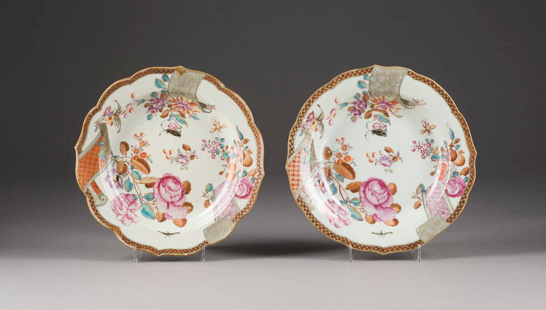 PAAR FAMILLE-ROSE TELLER MIT BLUMENDARSTELLUNG