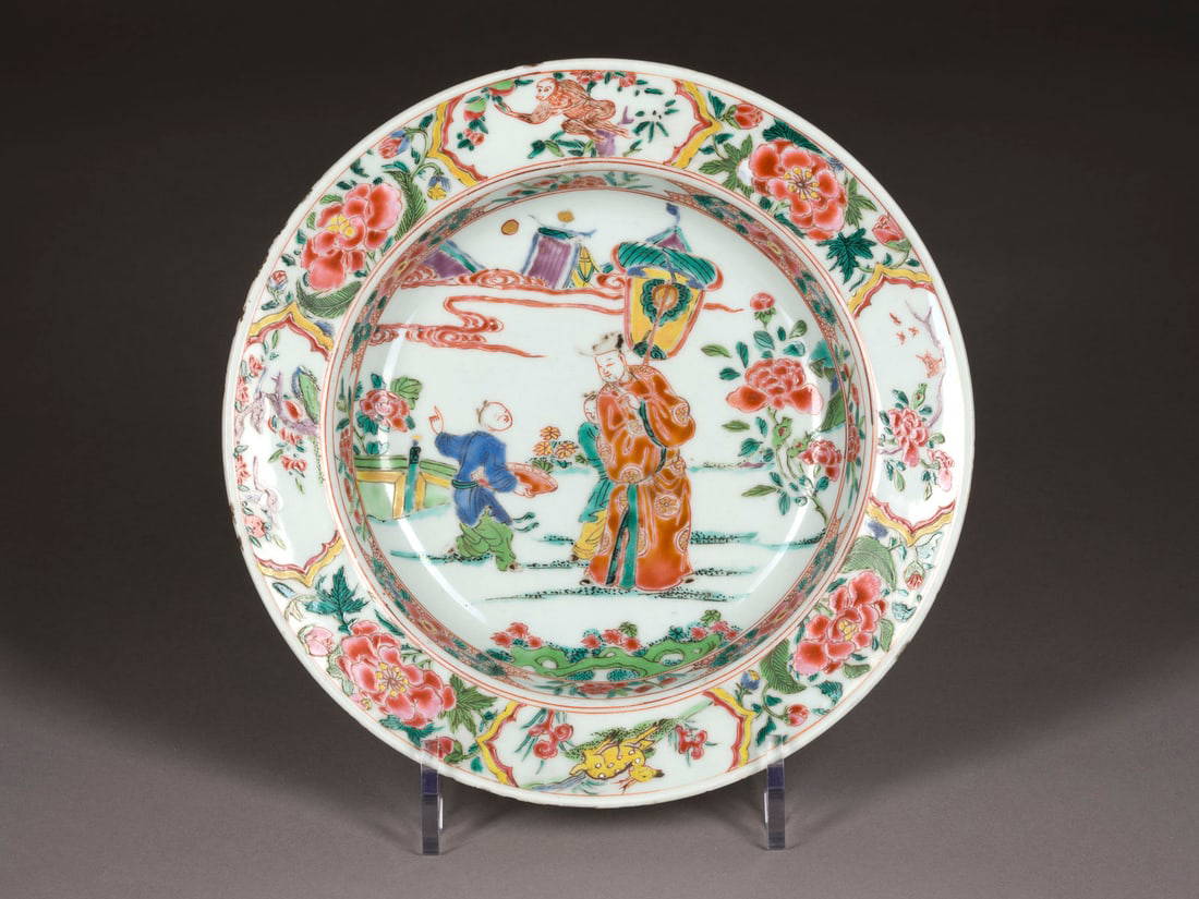 EIN FAMILLE-ROSE TELLER MIT FIGURENDARSTELLUNG