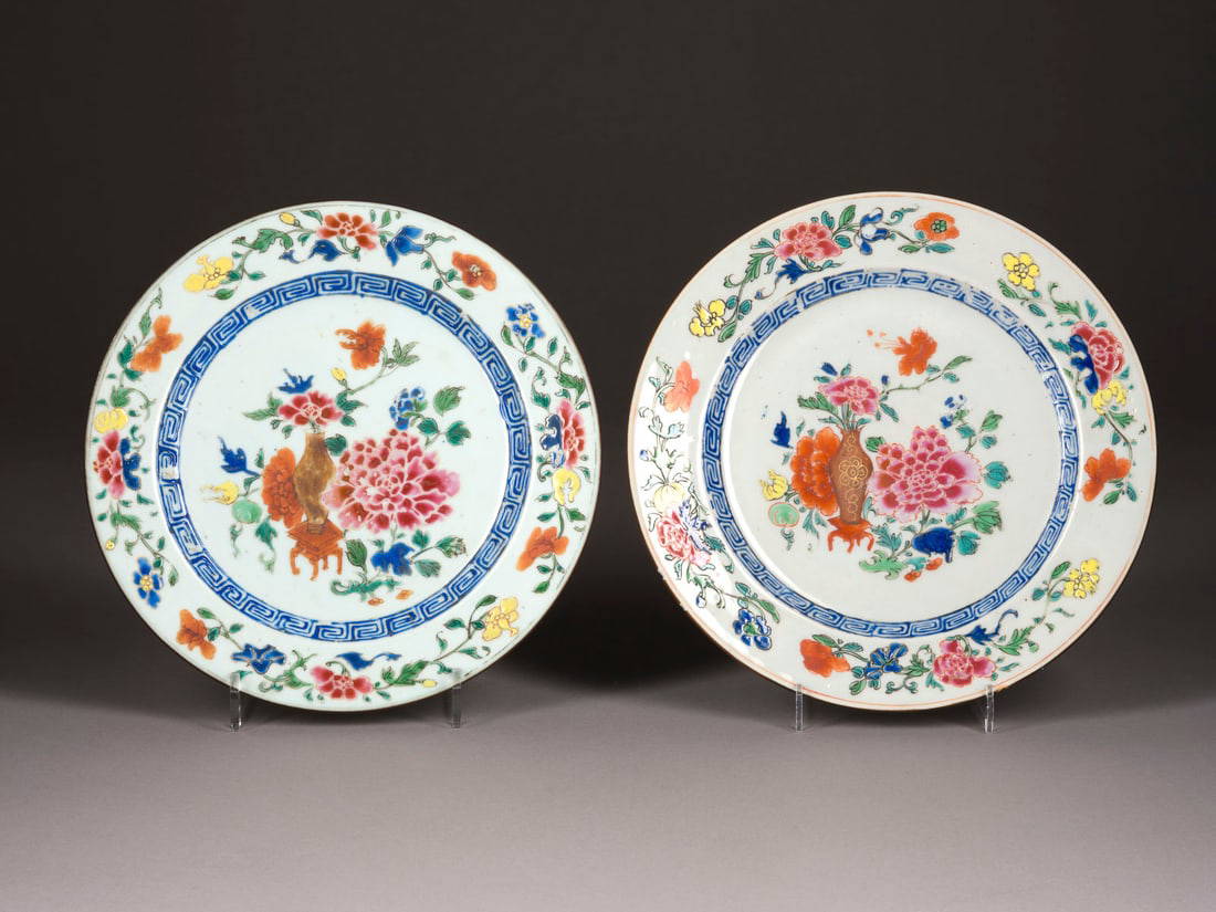 PAAR FAMILLE-ROSE-TELLER MIT BLUMENDEKOR