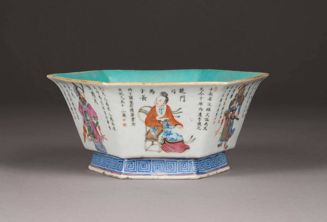 EINE FAMILLE-ROSE-SCHALE MIT DARSTELLUNGEN AUS DEM \"WU SHUANG PU\"