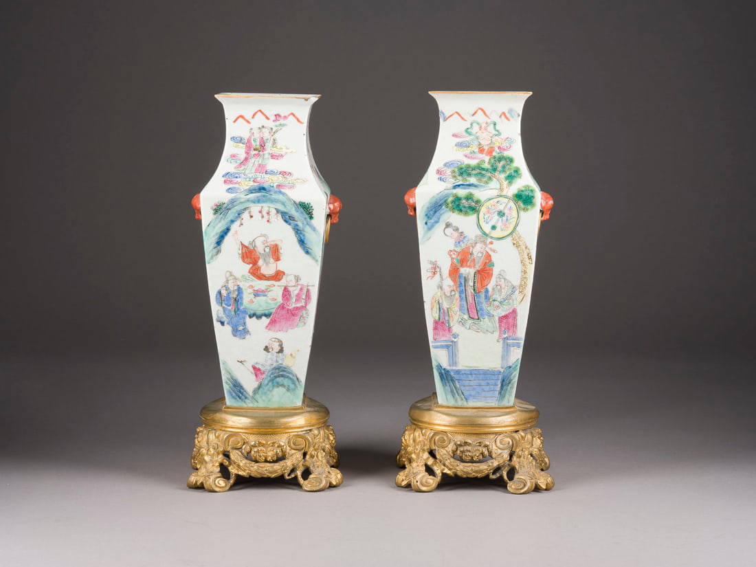 PAAR FAMILLE-ROSE-VASEN MIT DARSTELLUNGEN DER \"ACHT UNSTERBLICHEN\"