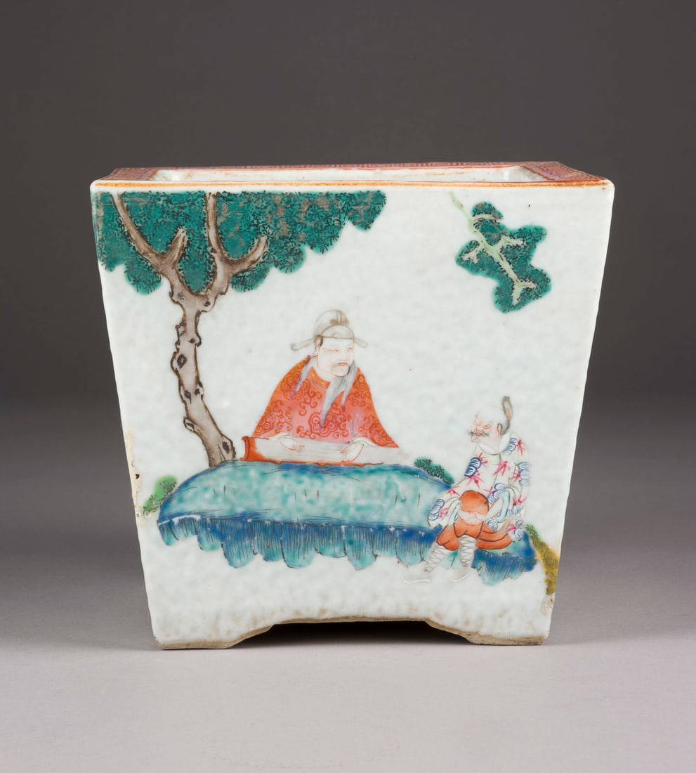 EIN FAMILLE-ROSE PFLANZTOPF MIT FIGURENDARSTELLUNG